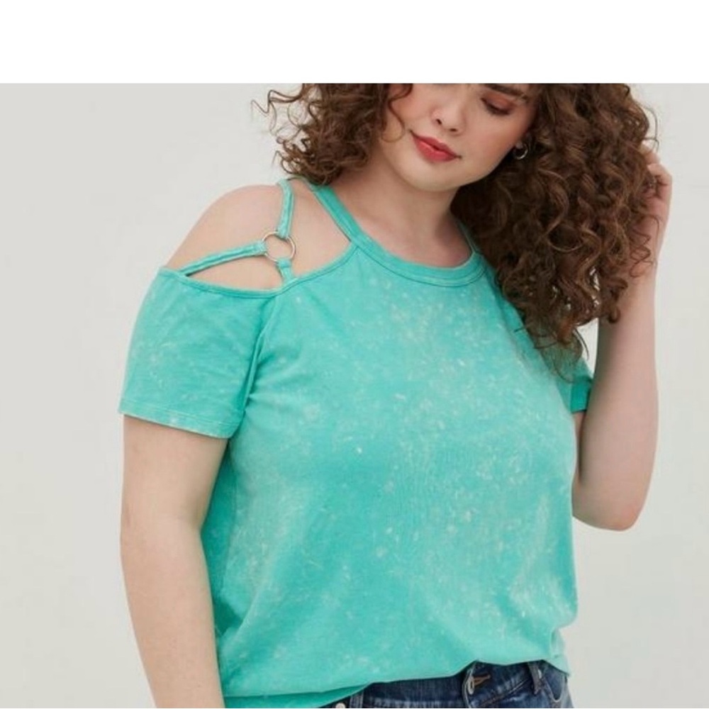 💚 Torrid Mint Green Cold Shoulder Ring Detail Top – Like New 💚